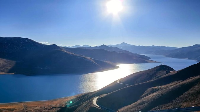 自然风景壁纸,湛蓝调雅鲁藏布江与雪山,动态光影分割元素,适配电脑手机壁纸