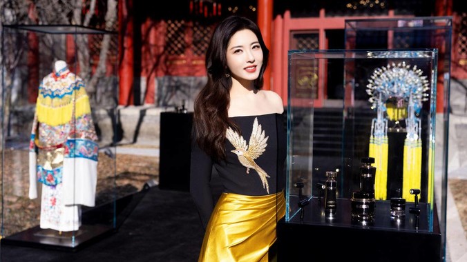 曾黎身着金线刺绣服饰立于立体古建前的4K壁纸,展现传统美学与现代技术融合