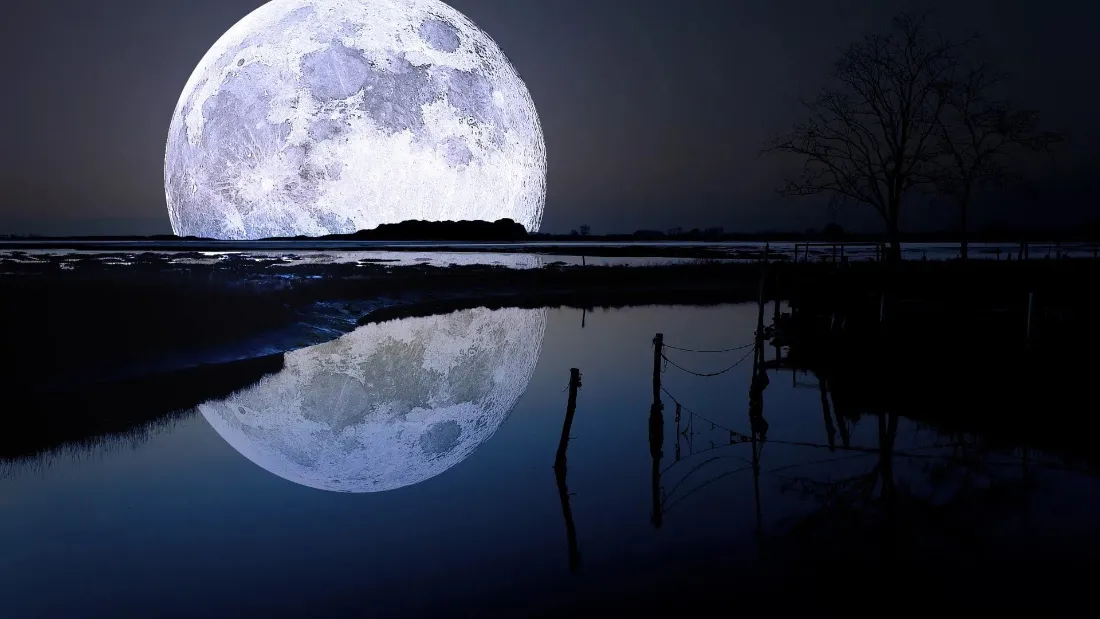 「免费下载｜满月夜湖景4K壁纸：倒影与静谧之美」​