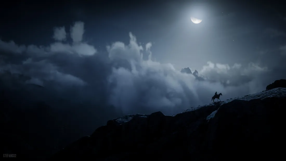 一幅壮丽的月夜风景壁纸,一个孤独的骑士骑马站立在山巅的剪影,背景是明亮的弦月和翻涌的云海,整体色调为深蓝色。