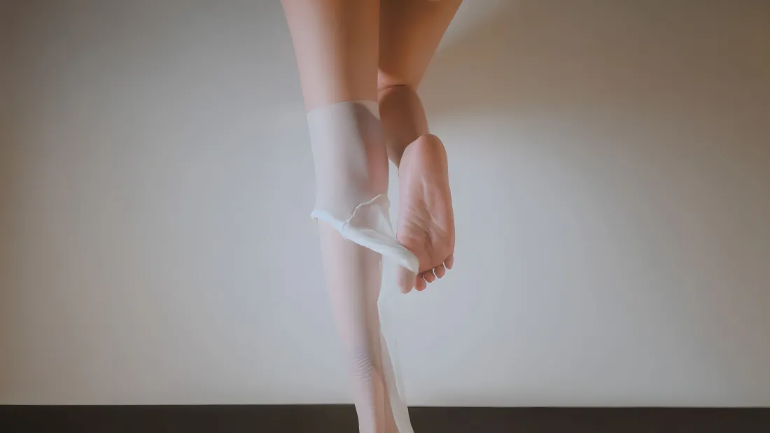 柔光环境下展现优雅曲线的艺术构图,丝光材质与光影交织的唯美画面